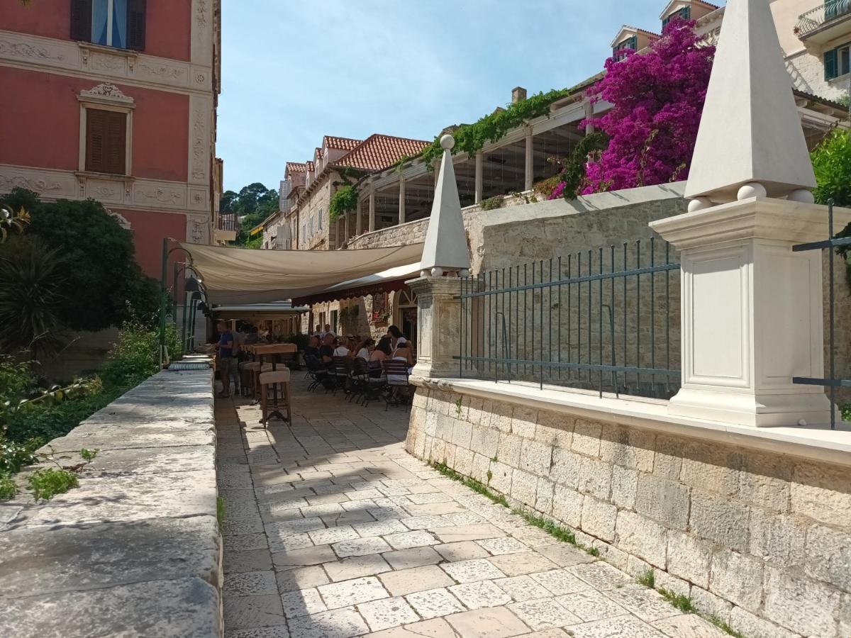 Jesliving Hvar - 2 Bedroom Elegant Apartment With Sea View In Historic Center Of هفار المظهر الخارجي الصورة